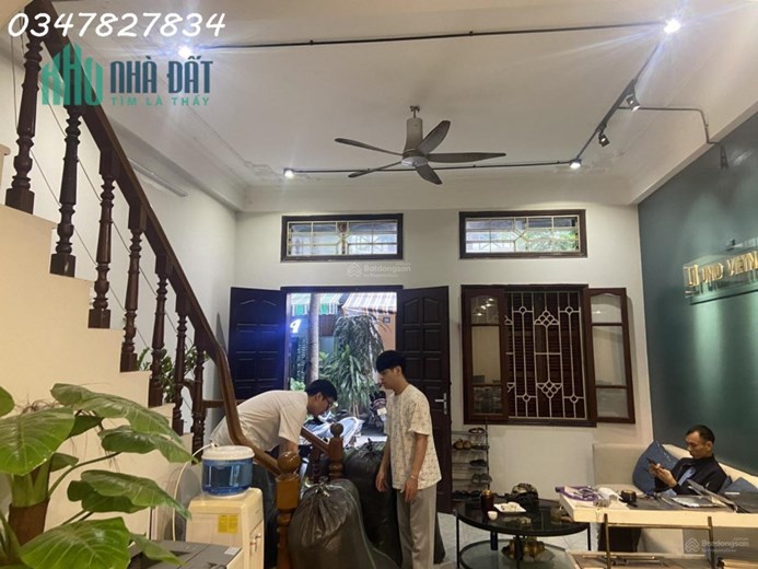 Chính chủ cho thuê nhà phố Trung Kính 54 m2 3 tầng 1 tum.