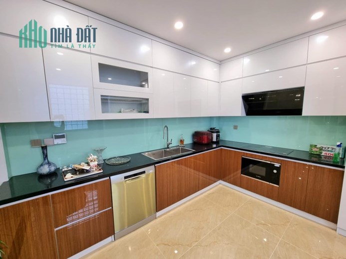 Bán nhà phố Nguyễn Văn Cừ, 6 Tầng, Thang máy, 3 Bước ra phố, Nhà Đẹp Long Lanh.