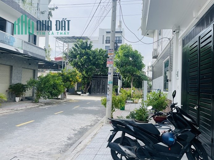 Bán nhà 3 tầng có sân thượng, xây ở chính chủ HXH Nguyễn Văn Quá, phường Tân Thới Hiệp, Q12