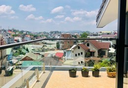 Cần bán gấp biệt thự đẹp Có thang máy mặt tiền đường Trần Khánh Dư phường 8 Đà Lạt.