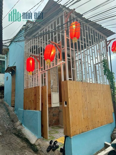 BÁN NHÀ nằm giữa tòa nhà VCN và CT2 
- Diện tích : 19m2. - nhưng lấn được cái sân 5m
