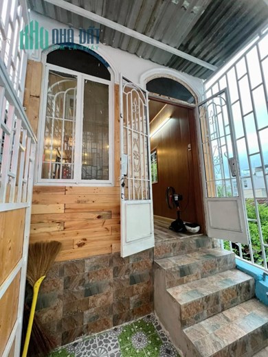 BÁN NHÀ nằm giữa tòa nhà VCN và CT2 
- Diện tích : 19m2. - nhưng lấn được cái sân 5m