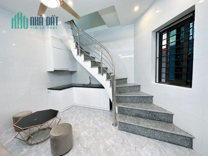 Bán nhà Ở Luôn Hoàng Mai chỉ 1 tỉ hơn-2 thoáng-ngõ ba gác-gần Hồ- tặng nội thất