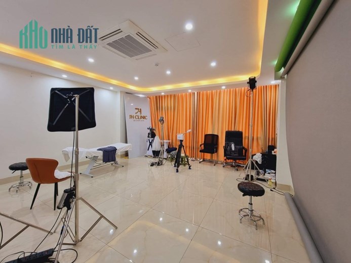 Thanh khoản nhà mặt phố, Nghi Tàm, bên hồ Tây, vị trí đắc địa, 45m2 x 5 Tầng, tầng hầm, vỉa hè