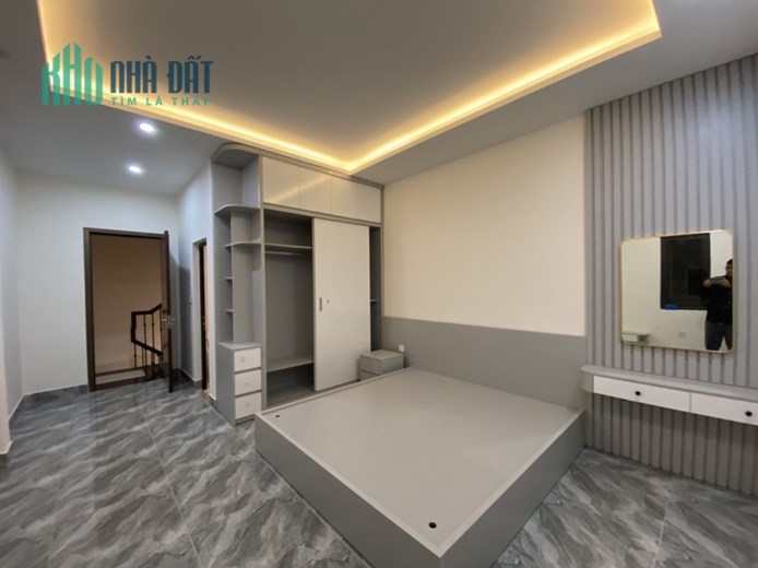 Nhà mới Dt 35m, nhà 4 tầng, Mt 4m, giá 10 Triệu.