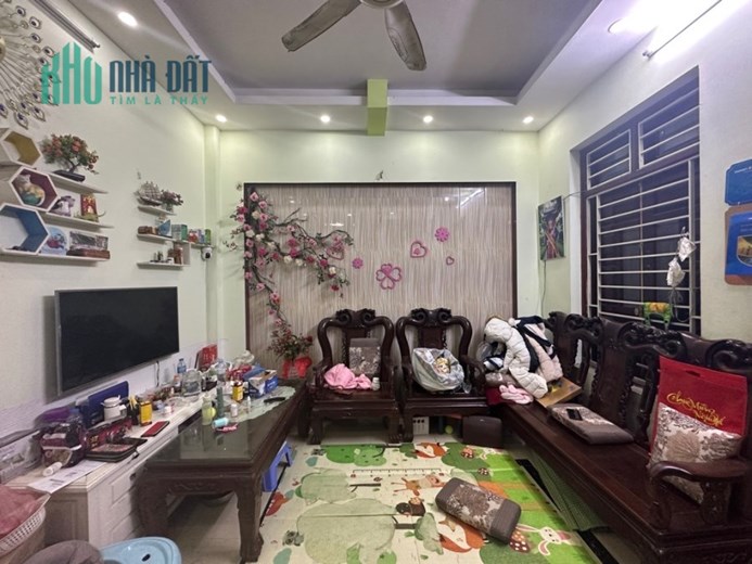 Bán nhà Hoàng Mai, sát mặt phố DT 32m 5 Tầng. Ở sướng. Cách Ô tô 5m chỉ 3 tỷ 700 tr