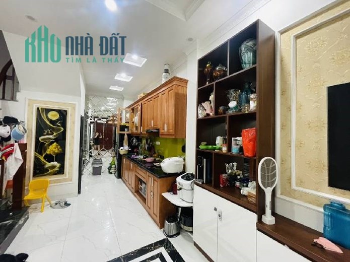 Bán nhà Vũ Xuân Thiều 43m, 5 tầng, chỉ 3,9 tỷ. Ô tô đỗ cửa.