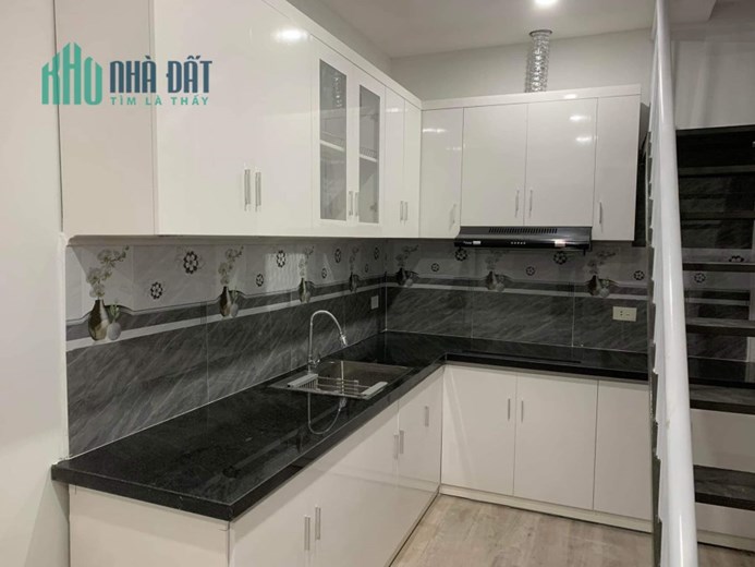 Căn hộ tập thể Thanh Nhàn, Hai Bà Trưng 90m, 3PN, 2WC, ô tô đỗ chân cầu thang, giá 2.05 tỷ. LH: