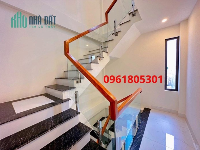 Bán nhà Thạch Bàn Long Biên 40m2- mặt tiền 5m- hơn 2 tỷ lô góc, ô tô gần nhà