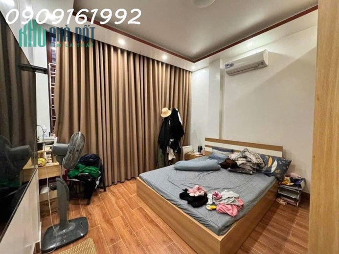 Nhà 3 tầng lô góc mặt đường Phố Cấm thông Lê Lợi dân xây chắc chắn