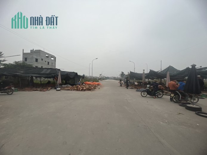 MỘT NĂM KINH TẾ BUỒN. TẾT NHẤT ĐẾN NƠI RỒI CÁC BÁC Ạ 
Dt 100 m mt 5 m view  vườn hoa  giá 1.950 tr