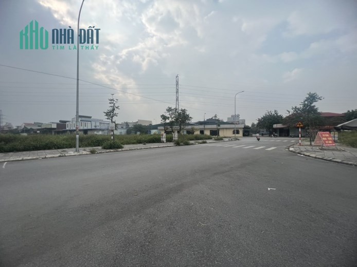 MỘT NĂM KINH TẾ BUỒN. TẾT NHẤT ĐẾN NƠI RỒI CÁC BÁC Ạ 
Dt 100 m mt 5 m view  vườn hoa  giá 1.950 tr