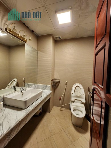 Bán nhà mặt phố Võ Thị Sáu, DTSD 70m2, MT 4m, kinh doanh, vỉa hè, giá tốt.