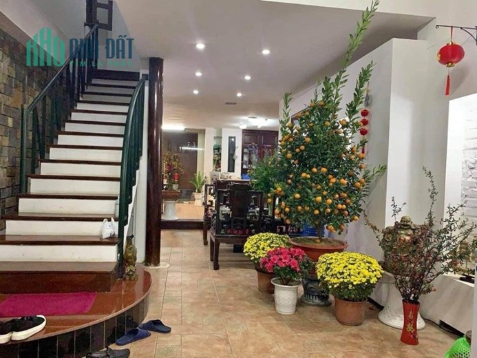 HIẾM Bán nhà Xuân Diệu dân xây chắc chắn 5 tầng 48m2, Lô góc, ô tô vào nhà, vỉa hè, giá 10,8 tỷ.