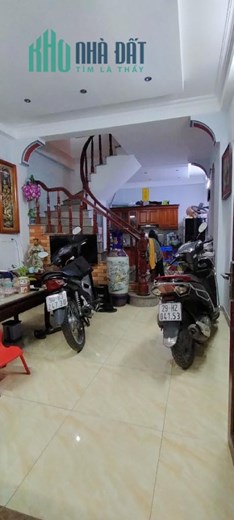 Bán nhà Lĩnh Nam, Hoàng Mai, ngõ thông, gần phố, nhà dân xây, 5 tầng 38 m2, nhỉnh 4 tỷ