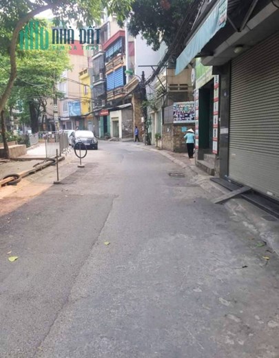 Nhà dân xây Hoàng Quốc Việt 70m*5T giá 7.9 tỷ, ô tô đỗ cổng, vỉa hè 2 bên