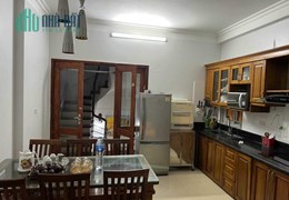 Cho thuê nhà phường Định Công (Định Công Thượng gần cầu Lủ), ôtô đậu được trước cửa.