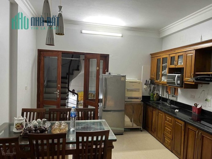 Cho thuê nhà phường Định Công (Định Công Thượng gần cầu Lủ), ôtô đậu được trước cửa.