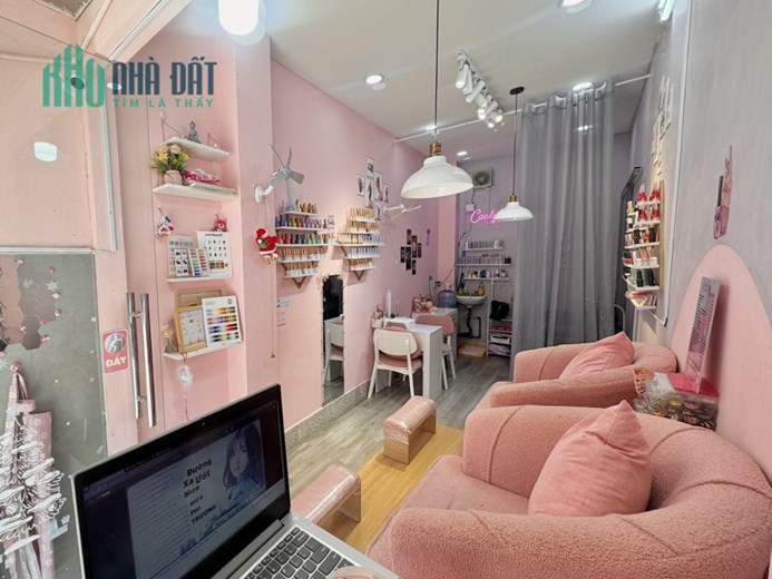 Quận 7, Sang gấp tiệm nail-mi quận 7 MT đường kinh doanh gần chợ Tân Quy rất đông đúc, Tel :