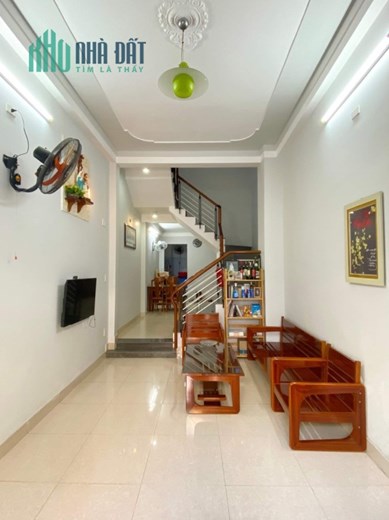 Nhà xây chắc chắn, cách đường chính Trần Cao Vân vài căn, 2 tỷ x
