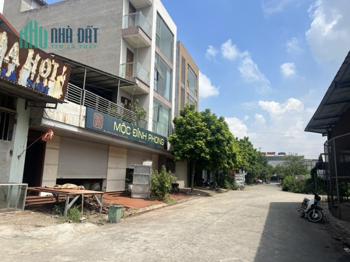 VỠ NỢ CẦN THANH KHOẢN GẤP BÁN ĐẤT TẶNG NHÀ 3 TẦNG
DT 170 m mặt tiền 9 m nhà 3 tầng đẹp đường trước