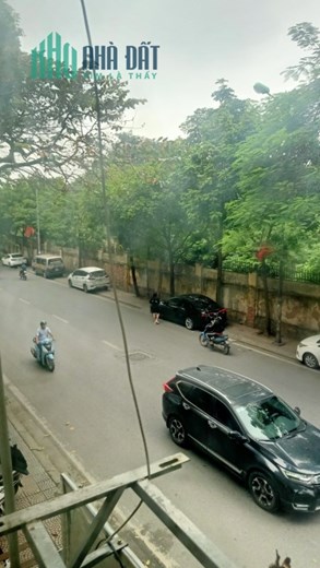 MẶT PHỐ NGỌC LÂM, VỈA HÈ THÊNH THANG, KINH DOANH VÔ ĐỊCH.