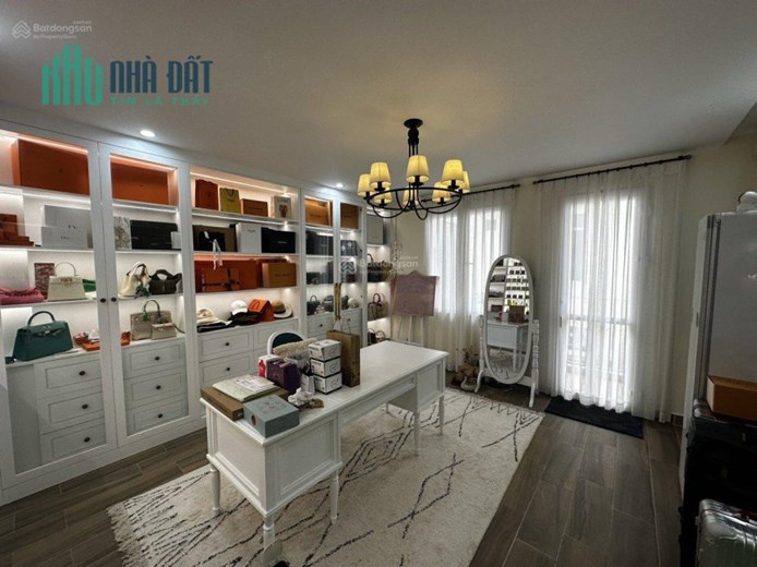 Bán nhà ngay vòng xoay Trần Não 5x25m, 18.5 tỷ, vị trí đẹp, sổ hồng, đường 8m