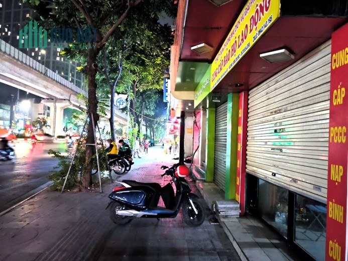 Bán nhà Mặt Phố Nguyễn Trãi 80m2, 1 mặt phố,1 mặt ngõ thông, Ô tô, vỉa hè đá bóng, kinh doanh, Giá