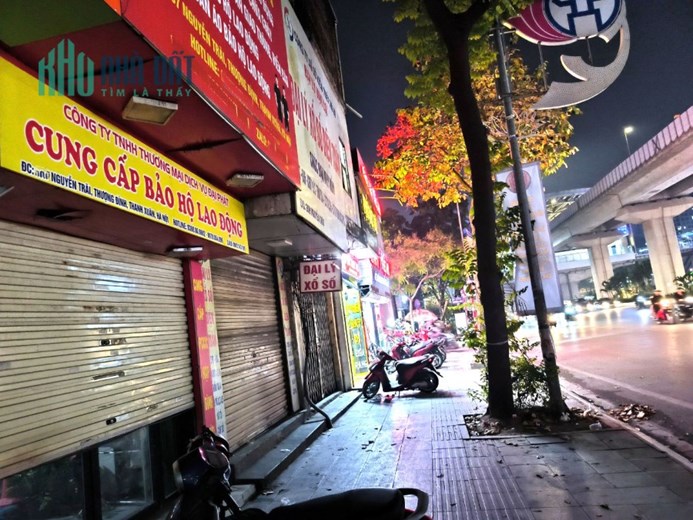 Bán nhà Mặt Phố Nguyễn Trãi 80m2, 1 mặt phố,1 mặt ngõ thông, Ô tô, vỉa hè đá bóng, kinh doanh, Giá