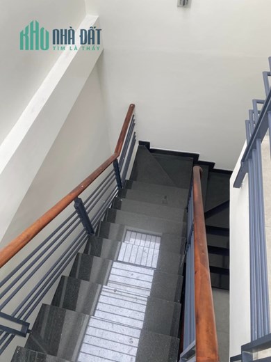 Nhà 3 lầu hoành tráng cách đường lớn Phạm Văn Đồng 30m