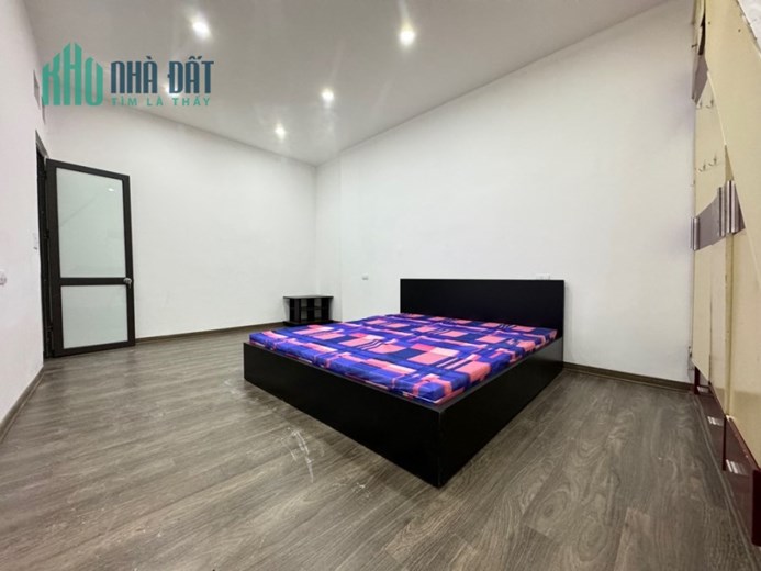 "GẦN PHỐ - CÁCH MẶT PHỐ 20 MÉT - LÔ GÓC - 3 MẶT THOÁNG - NGÕ 3 GÁC - KHU VỰC RẤT NHIỀU TIỆN ÍCH.