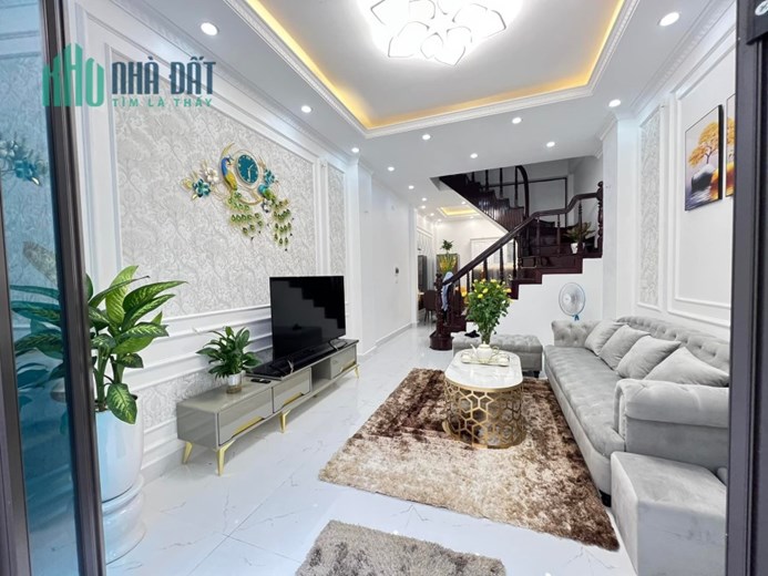 Bán nhà Lê Trọng Tấn, ngõ rộng, ô tô vào nhà, 37m2, 5.7 tỷ