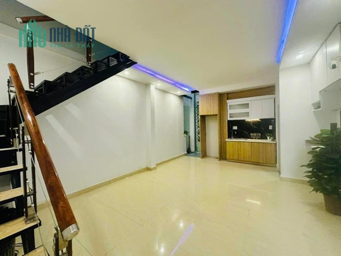 Nhà Đẹp Rẻ Hẻm 3 bác Ngang 4.2 x 8- 3 Phòng Ngũ2Wc Q4 Dưới 2,9 tỷ