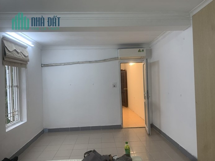 Cho thuê căn hộ tập thể Láng Hạ Ba Đình 150m2, 3 Ngủ, full nội thất. 11 triêu/tháng