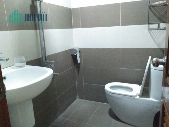 Cho thuê căn hộ tập thể Láng Hạ Ba Đình 150m2, 3 Ngủ, full nội thất. 11 triêu/tháng