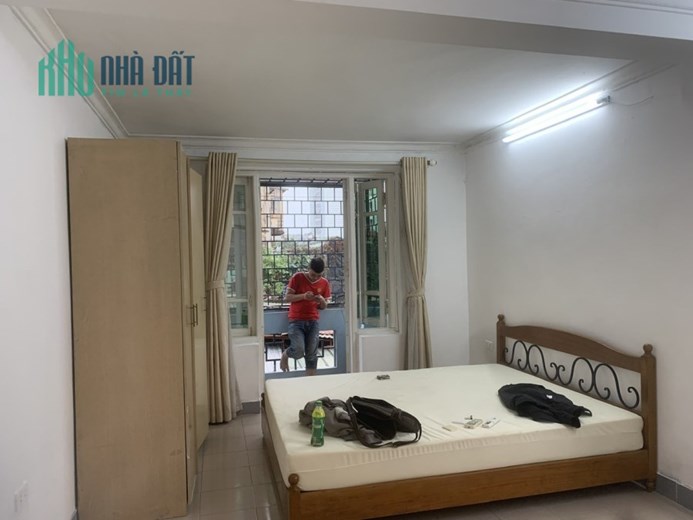 Cho thuê căn hộ tập thể Láng Hạ Ba Đình 150m2, 3 Ngủ, full nội thất. 11 triêu/tháng