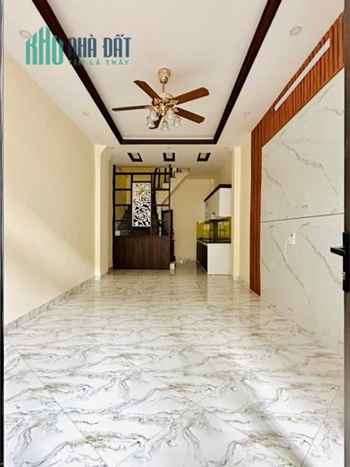 BÁN NHÀ VỊ TRÍ ĐẸP TRUNG TÂM PHỐ LĨNH NAM QUẬN HOÀNG MAI DT: 35M2 5 TẦNG MT:3.5M 3 PHÒNG NGỦ GIÁ: