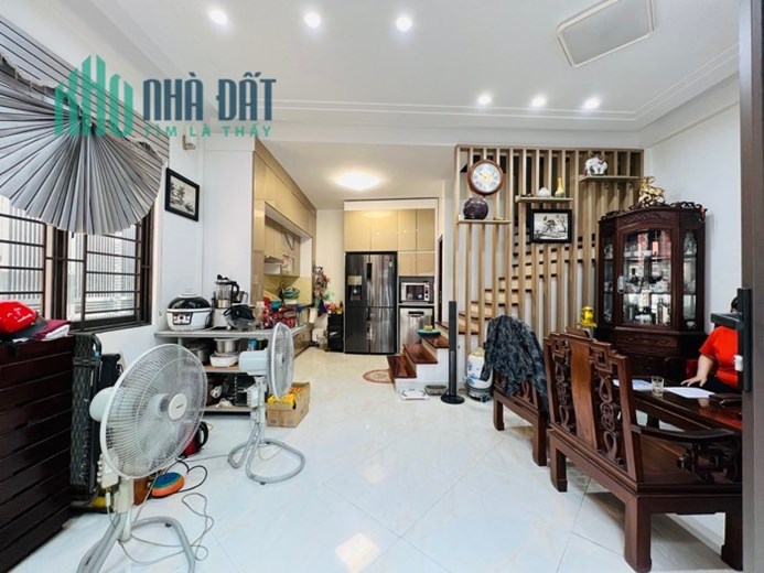 BÁN NHÀ NGUYỄN VĂN LINH 47M, BA TẦNG, GIÁ 3,6 TỶ, Ô TÔ ĐỖ NGÀY ĐÊM.