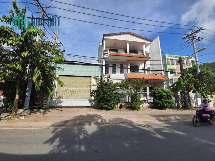 Bán nhà xưởng 2 mặt tiền+biệt thự 3 tầng,thổ cư 1800m2,xe công vào 24h,giá bán 48 tỷ,LH 0907753508