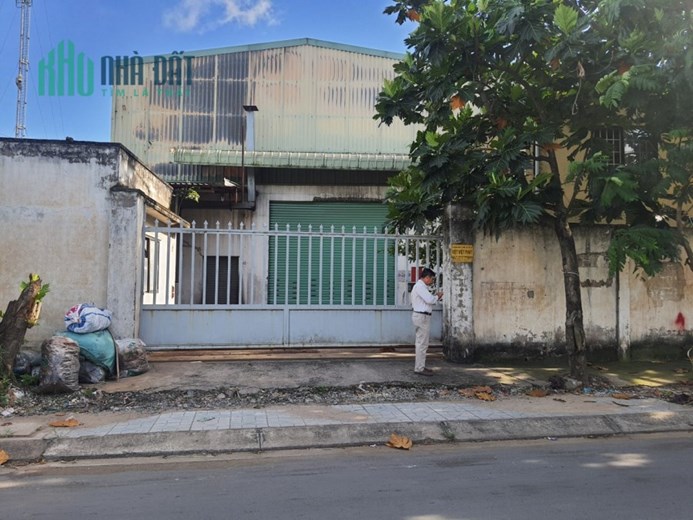 Bán nhà xưởng 2 mặt tiền+biệt thự 3 tầng,thổ cư 1800m2,xe công vào 24h,giá bán 48 tỷ,LH 0907753508