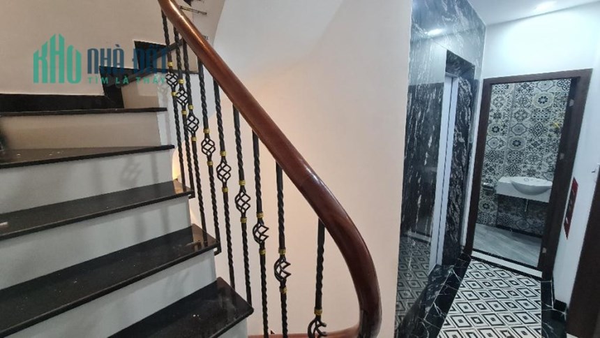 Bán nhà ngõ Định Công Hạ, Hoàng Mai 33m2 giá 3.35 tỷ, 5 tầng, 4PN, MT 3m