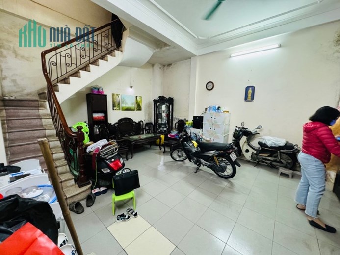 GẦN PHỐ, TRƯỚC NHÀ SH QUAY ĐẦU – Phố Hai Bà Trưng 35m 4 tầng MT5m chỉ 6.5 tỷ - CHỦ TỰ XÂY CHẮC CHẮN