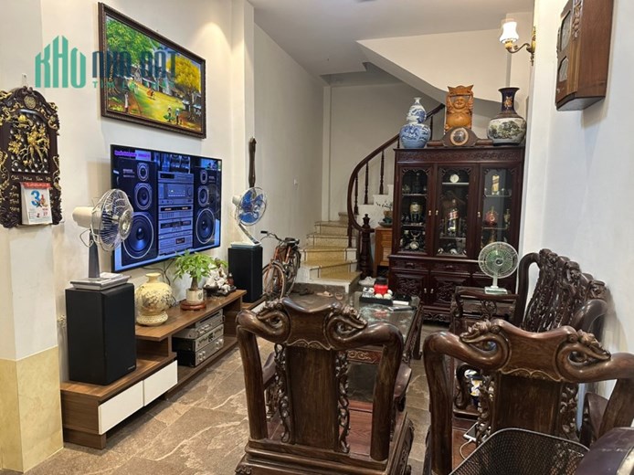 Bán nhà Văn Cao 35m2 x 6 tầng ô tô tránh trước cửa.