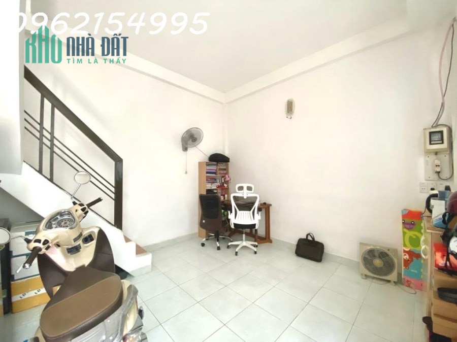 Hơn 2 tỷ đã có ngay nhà P.3 GV - 2 tầng đúc BTCT - vài bước ra hẻm xe tải