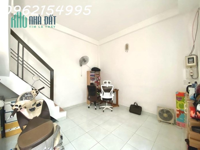 Hơn 2 tỷ đã có ngay nhà P.3 GV - 2 tầng đúc BTCT - vài bước ra hẻm xe tải