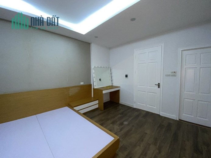 Bán nhà đẹp phố Đội Cấn, Ba Đình dt 47 m2 x 5 t mt 4,2 m ô tô cách 15 m giá 11,3 tỷ