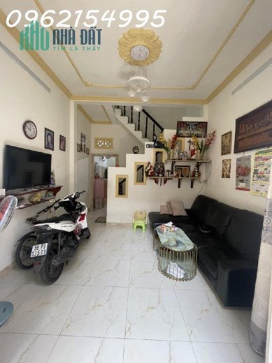 Chủ về quê bá.n gấp nhà 42m2 tặng toàn bộ nội thất - chỉ hơn bốn tỷ 1 xíu thôi ạ.