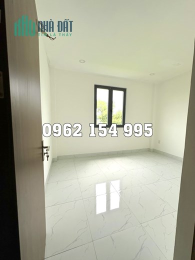 Hot nhà mới tinh 81m2 - 2 tầng 4PN - Xe hơi ngủ trong nhà - Tặng full nội thất - Chỉ 2.3 củ tỏi