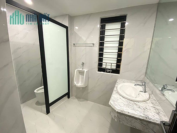 Cho Thuê Tòa Văn Phòng 8 Tầng Phố Trần Duy Hưng. DT 105m2, Mt 9.3m. Giá 140tr/th