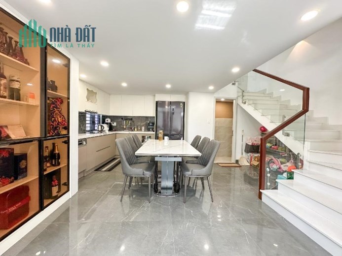 Thị Trường Không có căn Thứ 2, nhà Ngay Trung Tâm, Thủ Đức, DT 5x22m ,6PN, Giá gần 11 Tỷ